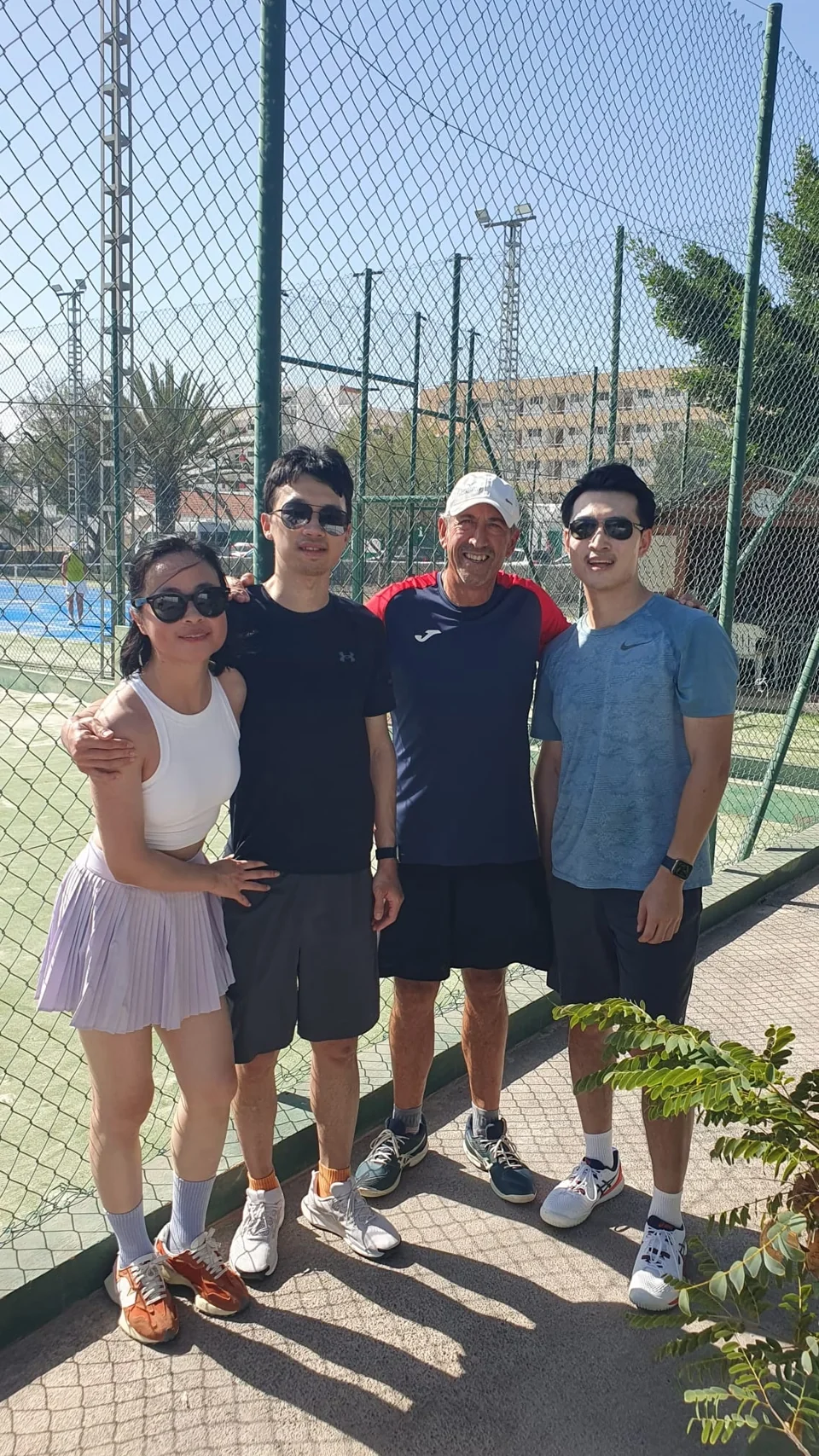 Juan con tres jugadores junto a las pistas