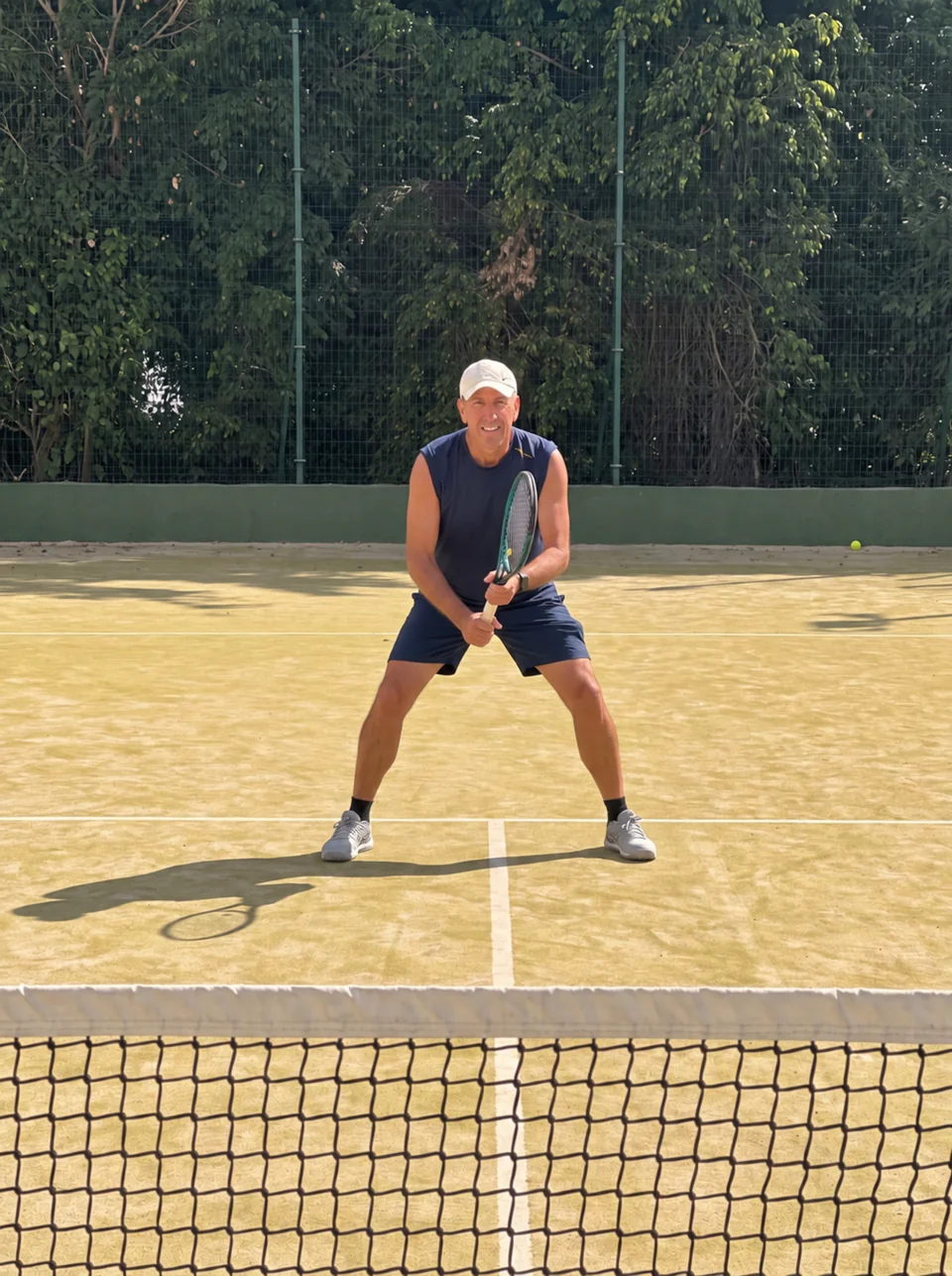 Juan Femenia sonriendo en la pista de tenis