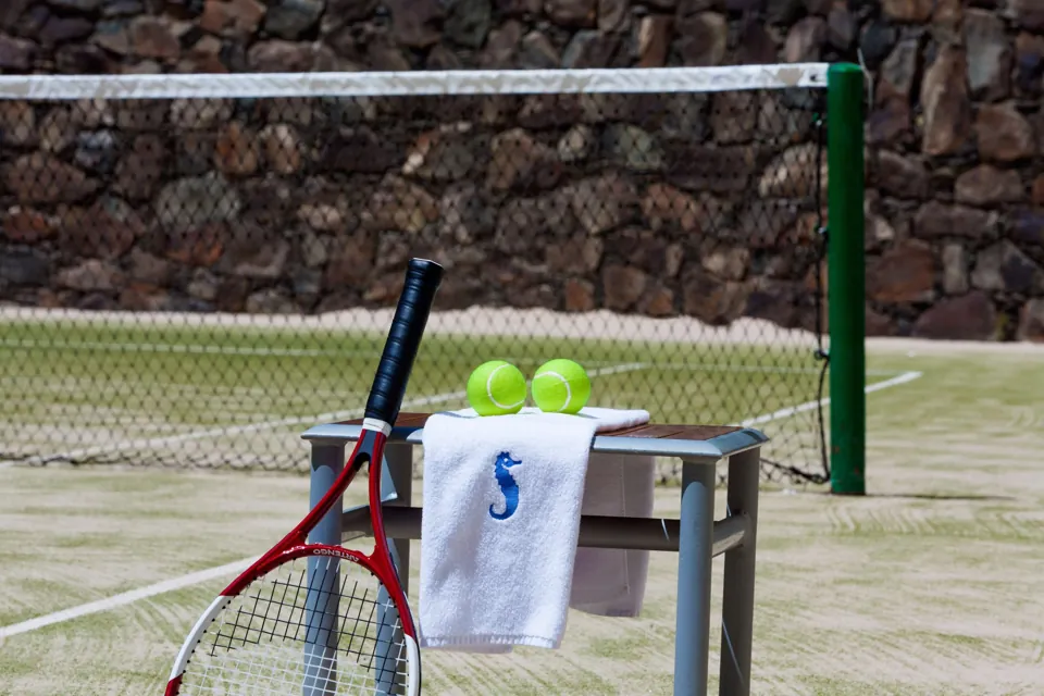 Red, raqueta y pelotas en la pista del Hotel Sandy Beach